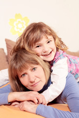 Oma und Enkelin kuscheln und lachen