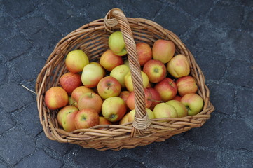 Korb mit Äpfeln