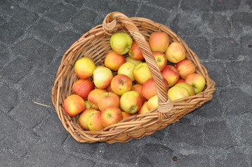 Korb mit Äpfeln