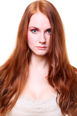 junge frau mit langen roten haaren portrait