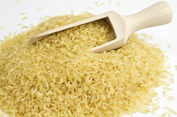 Reis und Holzschaufel