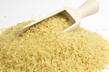 Reis und Holzschaufel