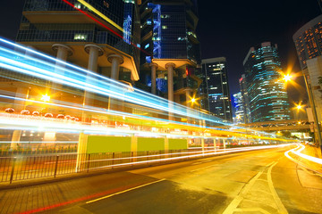 Fototapeta na wymiar Ruch w nocy ze śladami pozostawionymi przez światła samochodów na HIG