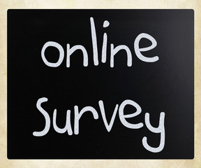 Obraz premium „ankieta online” napisana ręcznie białą kredą na tablicy