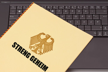 Geheime Unterlagen, Mappe mit Bundesadler auf Computer Tastatur