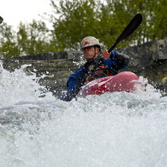 Naklejka premium Kayaker in the waterfall