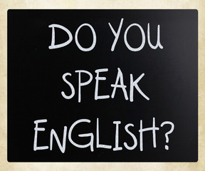 "Do you speak english" handwritten with white chalk on a blackbo