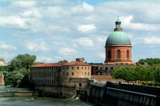 Toulouse, les abattoirs vus depuis le pont des Catalans.