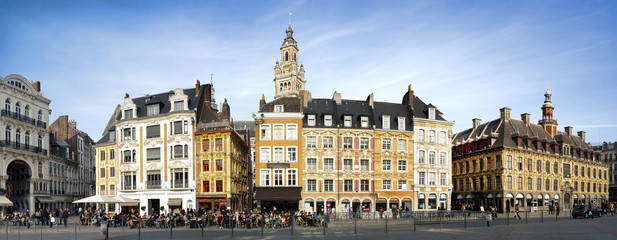 Fototapeta na wymiar Dzwonnica i budynek fasady centrum Lille
