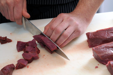 Der Koch bei der Arbeit - Wild, Fleisch schneiden, Portionieren