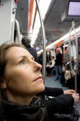 femme dans le métro