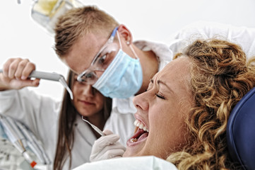 Obraz na płótnie Canvas Scared kobietę w szpitalu, wizyty u dentysty
