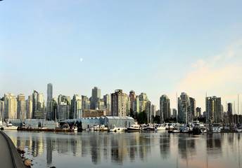 Fototapeta na wymiar Vancouver skyline at dusk