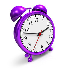Kleiner lila Wecker vor weissem Hintergrund