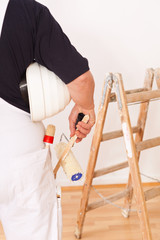 Anstreicher mit leiter pinsel