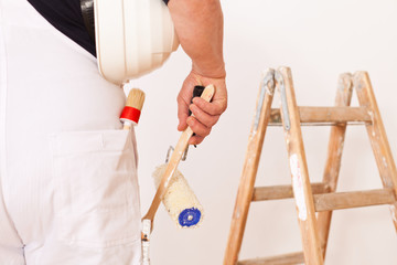 Anstreicher mit leiter pinsel