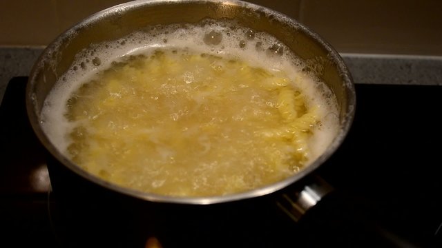 cassorole qui bout, pates, cuisine &agrave; induction
