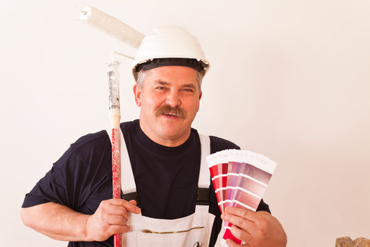 Handwerker mit Farbf&auml;cher