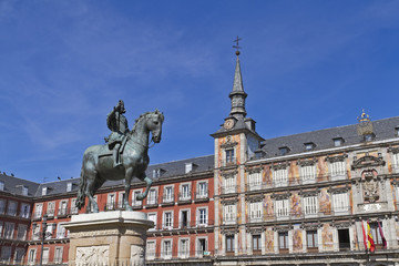 Fototapeta na wymiar Pomnik Filipa III w foront jego domu na Plaza Mayor