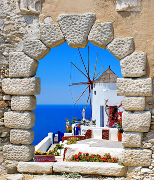Fototapeta Fototapeta Widok przez starego okno na wiatrak na wyspie Santorini, Grecja ścienna