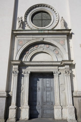 Fototapeta na wymiar Drzwi kościoła Santa Maria do biustu Arsizio