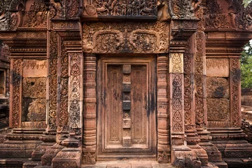 Foto op Plexiglas Ingewikkelde gebeeldhouwde deur van de tempel van Angkor © Pete Niesen Photo