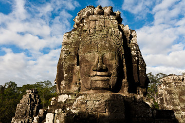 Naklejka premium Famous head statues of Angkor Wat