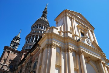 Fototapeta na wymiar St Gaudenzio kościół i kopuła, Novara, Piemont, Włochy