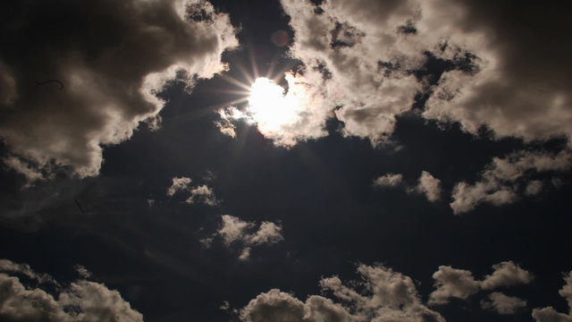 Wolken und die Sonne am Himmel in Zeitraffer