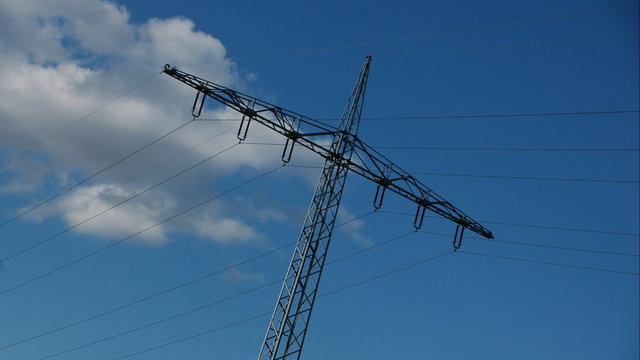 Wolken &uuml;ber Strommast im Zeitraffer
