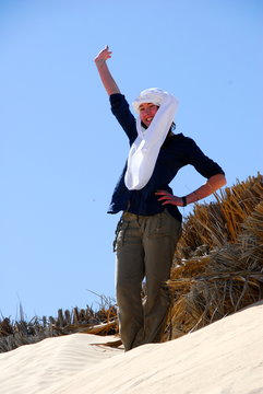 jeune femme sur crête de dune