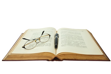 Obraz premium opened book with eye glasses and pen isolated on white backgroun