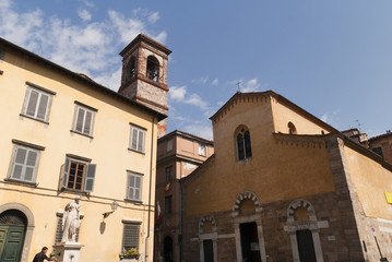 Fototapeta na wymiar Mały kościół w Lucca w Toskanii Włochy Piazza