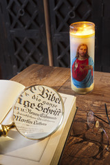 Deutsche Bibel auf altem Tisch mit Kerze
