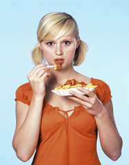 Frau isst Pommes