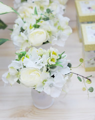 Naklejka na ściany i meble Pyszne białe i żółte kwiaty sztuczne rozmieszczone na sprzedaż
