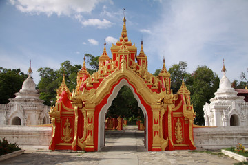 Fototapeta premium Red gate in Kuthodaw Paya in Mandalay, Myanmar