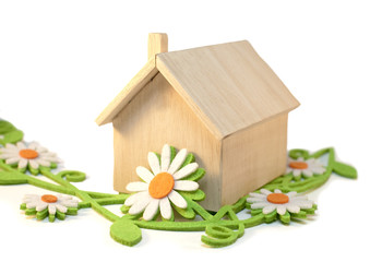 maison ossature bois et fleur de printemps