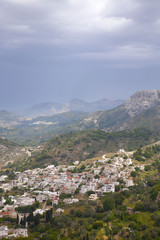Fototapeta na wymiar Grecja Cyklady Naksos: wieś w chmurach
