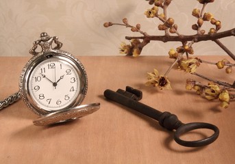 orologio, chiave e fiori