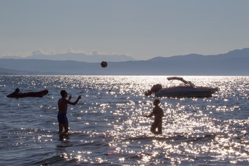 mężczyźni grają piłką w wodzie - obrazy, fototapety, plakaty