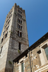 Fototapeta na wymiar Campanile kościoła w Lucca Toskania Włochy