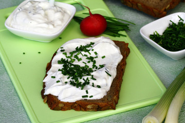 Brot mit Kräuterquark
