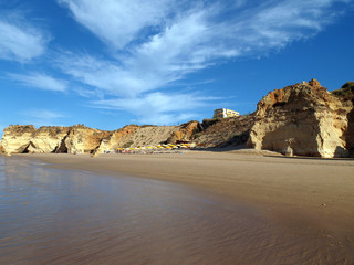 Fototapeta na wymiar Kolorowe klify skalne na wybrzeżu Algarve w Portugalii
