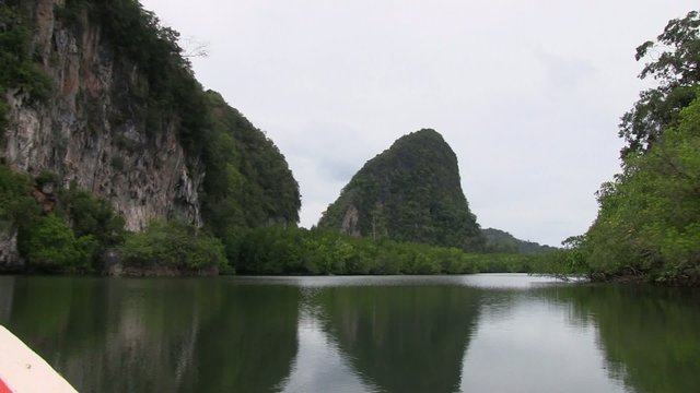 sud de la thailande mangrove en pirogue