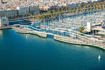 Tableaux ronds sur aluminium Barcelona Barcelona port view from the air.