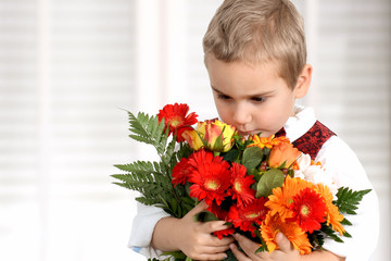 Junge mit Blumenstrauß