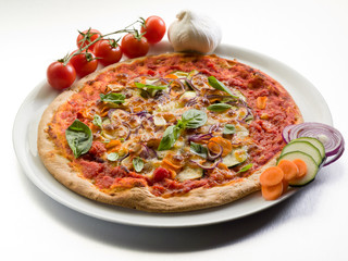 Obraz na płótnie Canvas wegetariańska pizza z marchewki cukinii, cebuli i mozzarellą