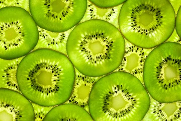 Foto op Plexiglas Plakjes fruit Fris Kiwi-patroon / achtergrond / verlichte achtergrond