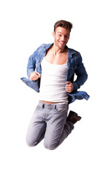 springender lebensfroher junger Mann